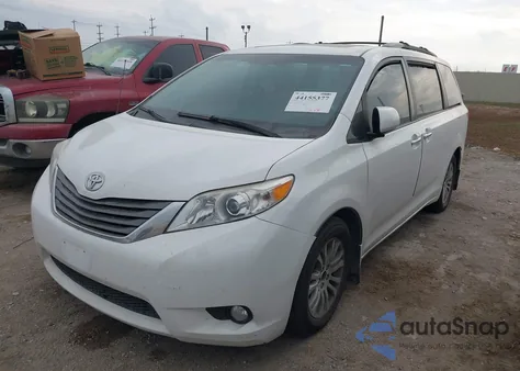 2014 Toyota Sienna Xle V6 8 Passenger z USA, uszkodzony, nr VIN 5TDYK3DC6ES429778